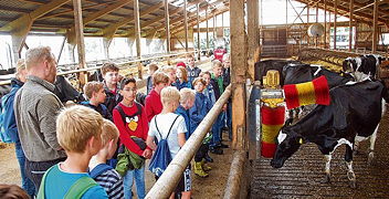 Foto vom Besuch der 5. Klassen beim Milchviehbetrieb Venema