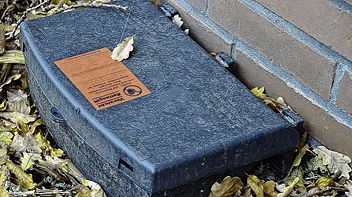 Foto einer Plastik-Box mit Giftködern
